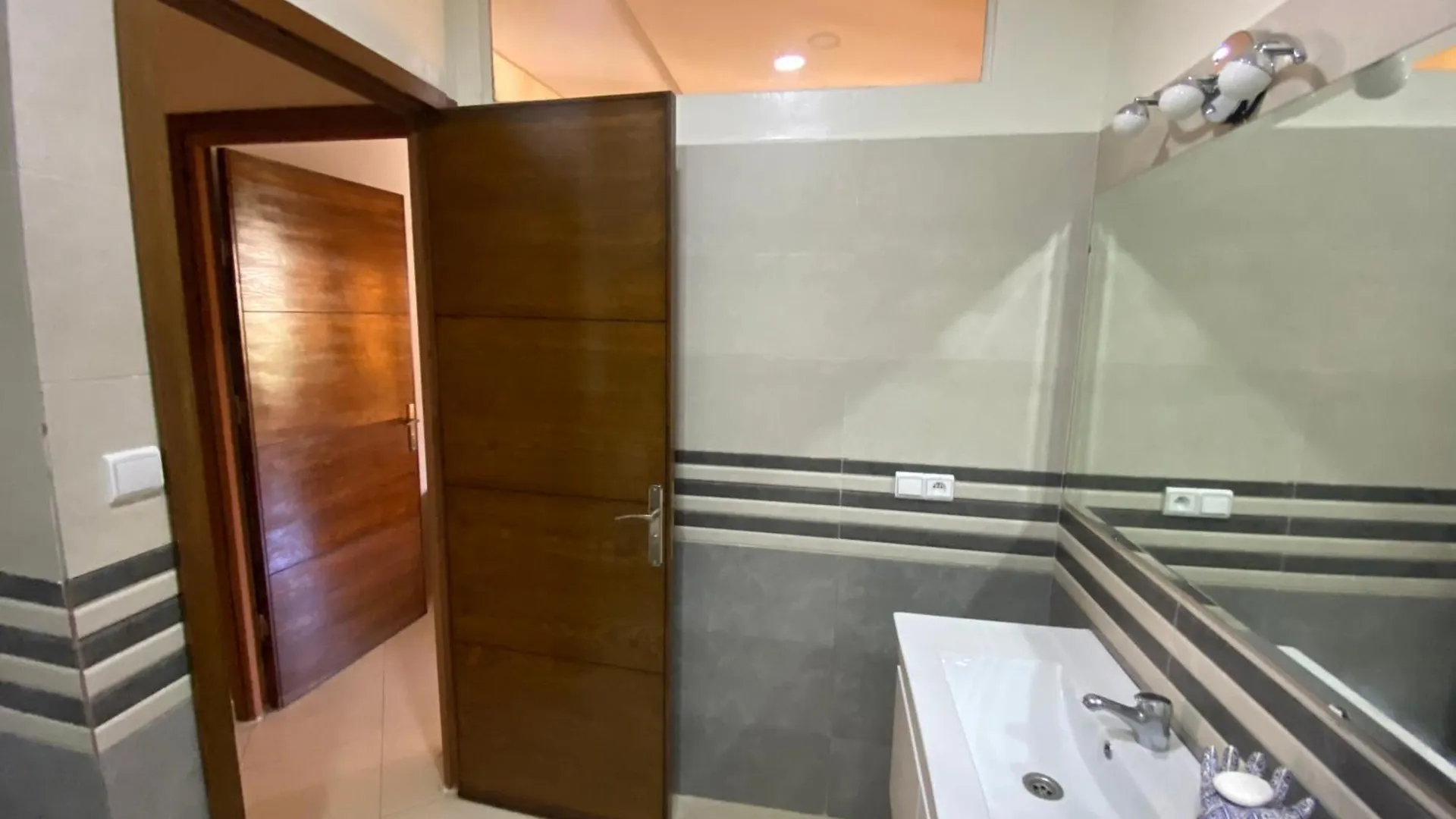Central 2-Bedrooms W/ Balcony@Downtown Mers Sultan Casablanca 0*,  Morocco